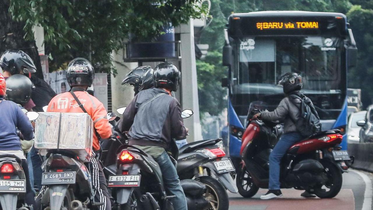 Sejumlah pengendara sepeda motor nekat melawan arah saat menerobos jalur TransJakarta di kawasan Pondok Indah, Jakarta, Rabu (10/1/2024). Mereka panik sehingga nekat melawan arah demi menghindari razia yang dilakukan petugas kepolisian.