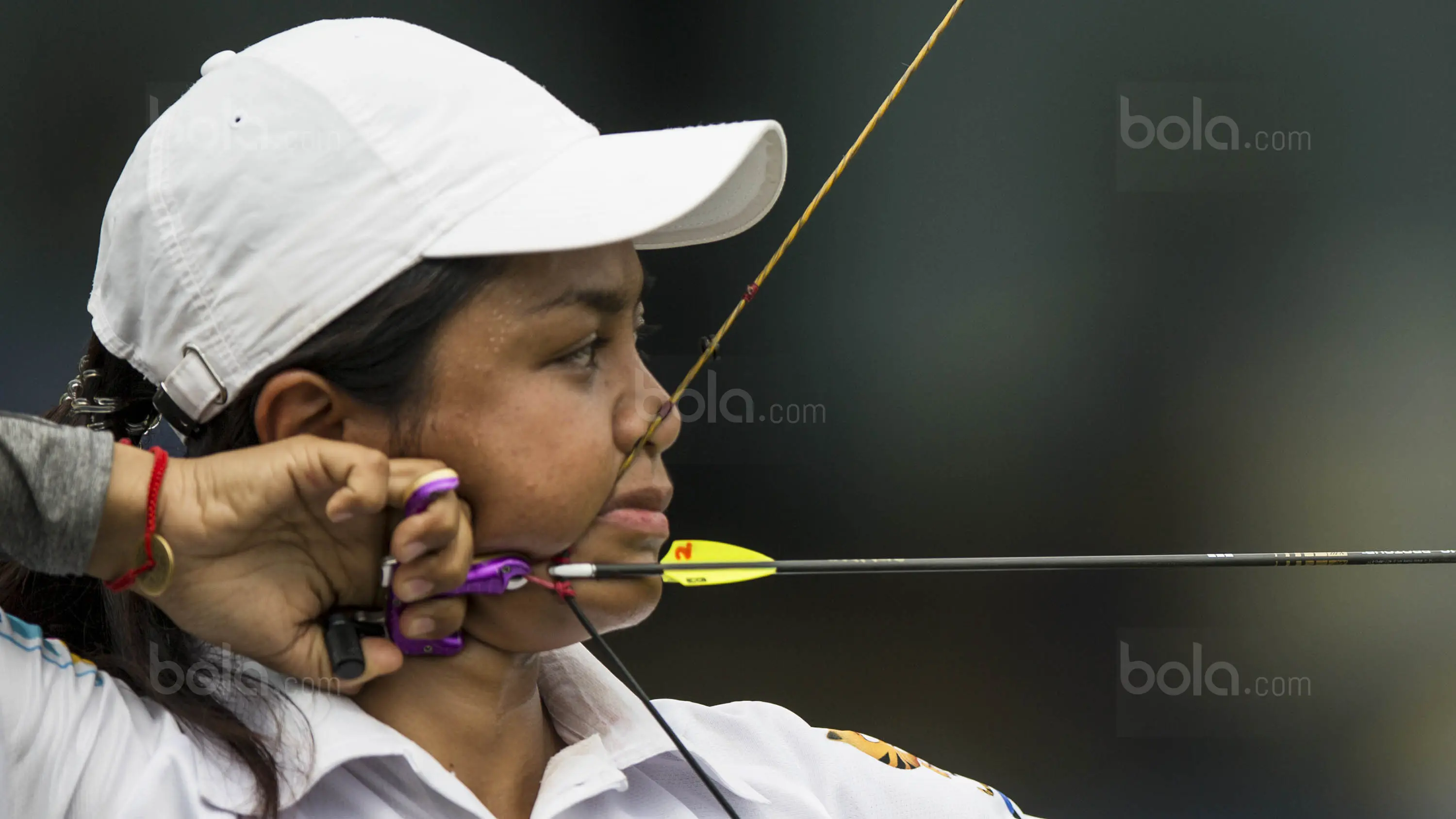 Pepanah Indonesia, Dellie Threesyadinda, saat semifinal SEA Games cabang panahan nomor compound di National Sports Council, Kuala Lumpur, Rabu (16/8/2017). Dirinya gagal ke final karena dikalahkan Sri Ranti. (Bola.com/Vitalis Yogi Trisna)