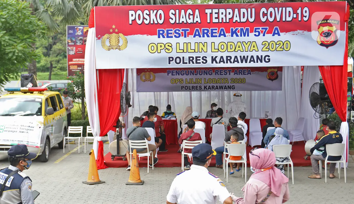 Warga yang hendak berlibur menunggu untuk rapid test antigen yang disediakan oleh Dinas Kesehatan dan Petugas Gabungan dari unsur TNI, Polri dan Satpol PP Provinsi Jawa Barat di Rest Area KM 57, Tol Jakarta-Cikampek, Karawang, Jawa Barat, Kamis (24/12/2020). (Liputan6.com/Herman Zakharia)