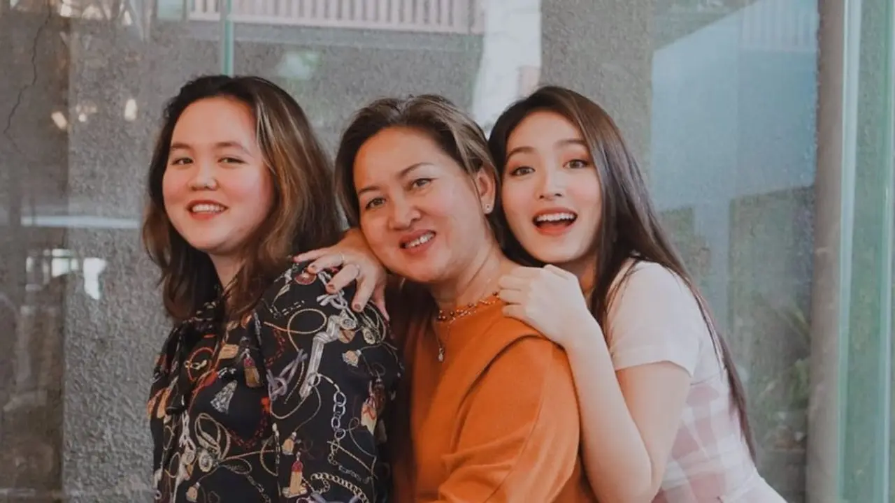 6 Potret Natasha Wilona Bareng Ibunda dan Kakaknya, Selalu Kompak