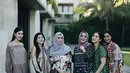 Tidak hanya berempat, kekompakkan juga ditunjukkan bersama Mama Rieta dan Mama Amy [@ritchieismail]