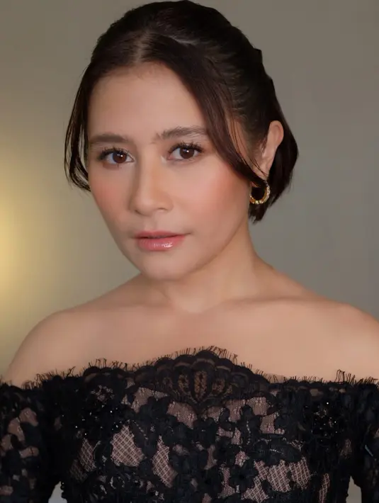 Prilly Latuconsina juga memilih mengenakan anting-anting emas model ring besar. Tampilannya cukup sederhana. [@elbiefajarrboy]