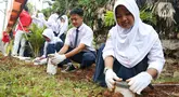 Beberapa pelajar membuat lubang resapan biopori dan menanam pohon bambu di Stasiun Rawa Buaya, Jakarta Barat, Kamis (12/9/24). (Liputan6.com/Angga Yuniar)