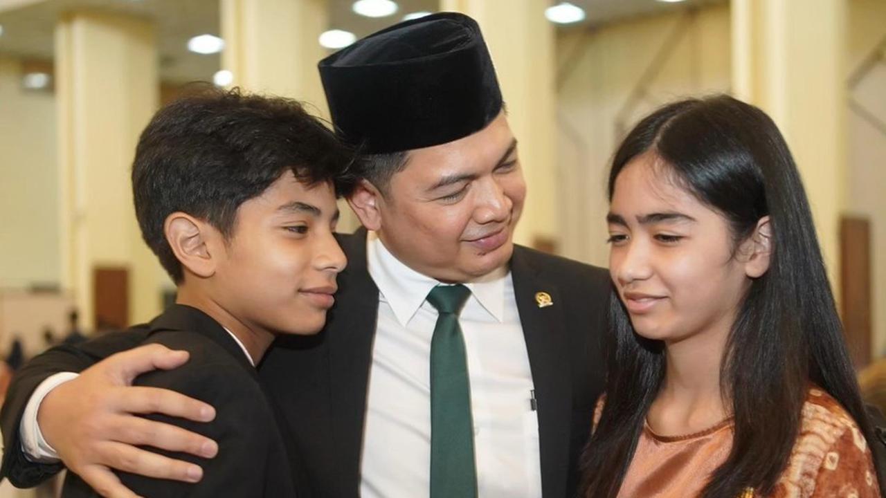 "Kalau saya syuting tau sendiri kan dari pagi sampai pagi, kalau di sini sering kali pulang sore atau bisa malam atau hanya waktu-waktu tertentu saja," jelasnya.&nbsp;