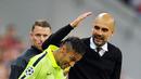 Pep Guardiola bersenda gurau dengan Neymar. (EPA/Tobias Hase)