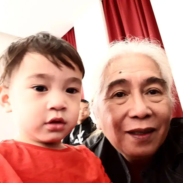 Gideon Tengker Bareng Kedua Cucu