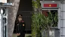 Polisi mengamankan kediaman pribadi Presiden Vietnam Tran Dai Quang di Hanoi (21/9). Media pemerintah melaporkan Presiden Vietnam Tran Dai Quang meninggal pada 21 September di usia 61. (AFP Photo/Nhac Nguyen)
