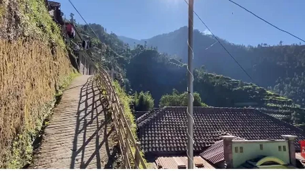 "Ini suasananya cerah, di sini indah sekali," terang sang pemilik video.