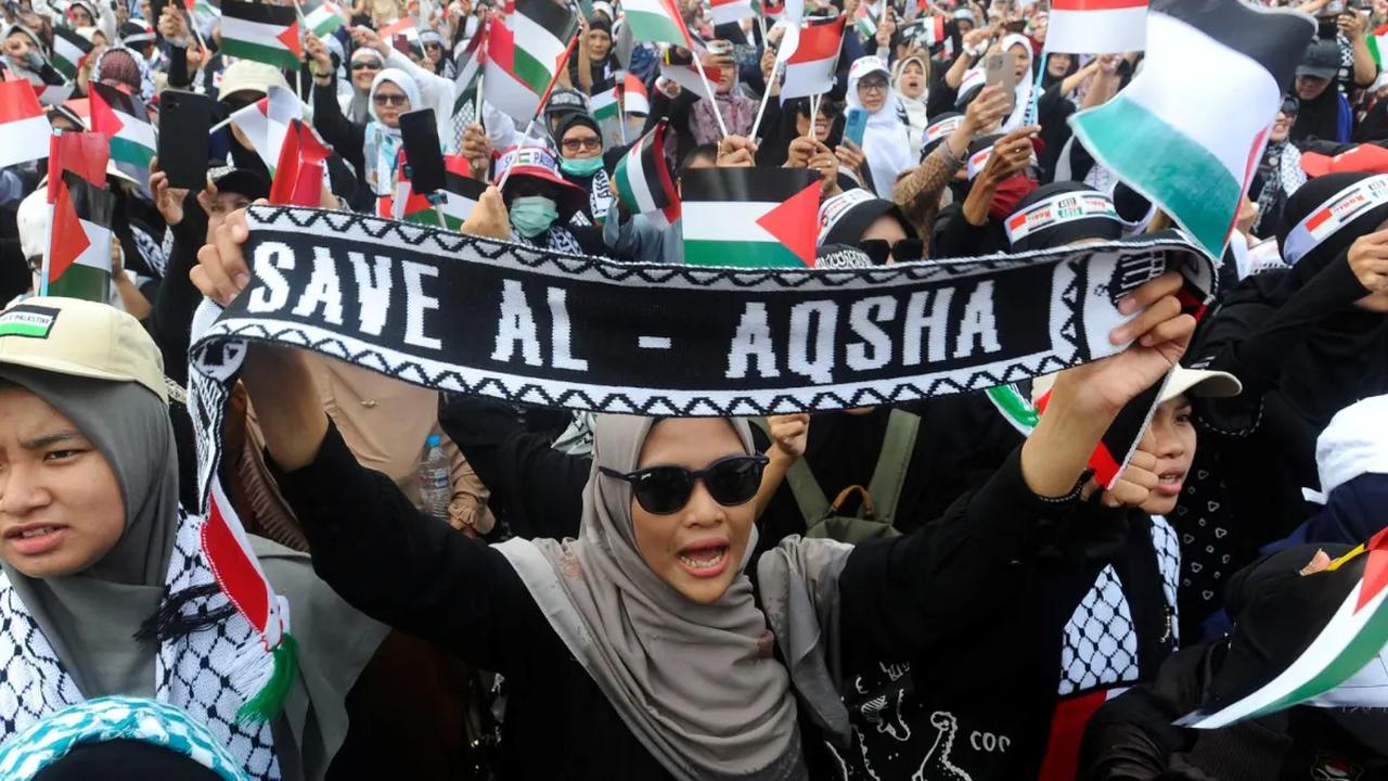 Syal bertulisan "Save Al-Aqsha"&nbsp; juga mereka bentangkan dengan iringan suara takbir menggema di halaman Masjid Al Azhar, Jakarta Selatan, Minggu (15/10/2023).