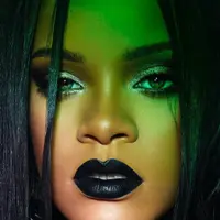Lipstik hitam Rihanna bisa dijajal untuk konsep Halloween yang modern (instagram/fentybeauty)