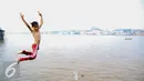 Seorang anak melompat untuk berenang di Sungai Kapuas, Pontianak, Kalimantan Barat, Sabtu (22/8/2015). Anak-anak yang tinggal sekitar Sungai Kapuas biasa mandi dan berenang di aliran tersebut setiap pagi dan sore hari. (Liputan6.com/Faizal Fanani)