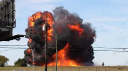 Sebuah pesawat militer bersejarah jatuh setelah bertabrakan dengan pesawat lain selama pertunjukan udara di Bandara Eksekutif Dallas, Dallas, Amerika Serikat, 12 November 2022. Diduga ada enam orang dalam dua pesawat tersebut. (Nathaniel Ross Photography via AP)