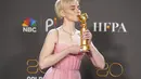Julia Garner mencium penghargaan peran pendukung terbaik dalam serial televisi "Ozark"  selama Golden Globe Awards ke-80 di Beverly Hilton Hotel di Beverly Hills, California (10/1/2023). Mata birunya yang menghipnotis dilapisi dengan warna hitam dan bulu matanya dilapisi maskara dengan murah hati. (Photo by Chris Pizzello/Invision/AP)