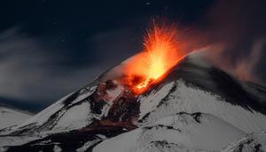 Meski demikian, Bandara Internasional Vincenzo Bellini di Catania tetap tidak terpengaruh oleh aktivitas gunung berapi. (AP Photo/Etnawalk, Giuseppe Di Stefano)