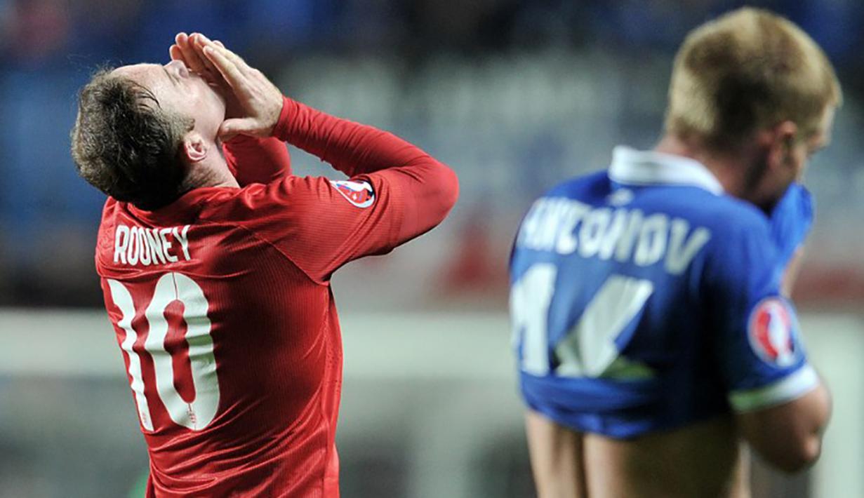 Wayne Rooney merayakan gol ke gawang Estonia pada laga penyisihan Piala Eropa di Stadion Tallinn, Estonia, Minggu (12/10/2014). (AFP Photo/Glyn Kirk)