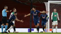 Bek Arsenal, Pablo Mari (tengah), melakukan selebrasi usai mencetak gol kedua Arsenal ke gawang Rapid Wien dalam laga lanjutan Liga Europa 2020/21 Grup B di Emirates Stadium, Kamis (3/12/2020) waktu setempat. Arsenal mengalahkan Rapid Wien 4-1. (AFP/Adrian Dennis)