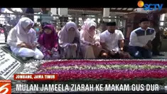 Bersama dua anaknya Shafeeya Ahmad dan Tyarani Nugraha, pelantun lagu wonder woman ini dengan khusuk berdoa di pusara makam Gus Dur.