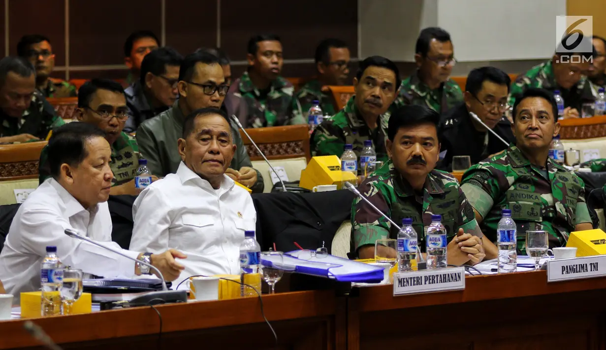 Menhan Ryamizard Ryacudu bersama Panglima TNI Marsekal TNI Hadi Tjahjanto rapat kerja dengan Komisi I DPR, Jakarta, Rabu (23/1). Rapat membahas evaluasi kinerja 2018, rencana kerja 2019 dan tindak lanjut hasil temuan BPK TA 2018. (Liputan6.com/JohanTallo)