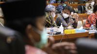 Menteri Kesehatan Budi Gunadi Sadikin mengikuti rapat kerja dengan Komisi IX DPR di Senayan, Jakarta, Selasa (22/3/2022). Rapat mengenai pergeseran pagu alokasi Kementerian Kesehatan RI tahun anggaran 2022, sesuai perubahan struktur organisasi dan tata kerja Kemenkes Rl. (Liputan6.com/Angga Yuniar)