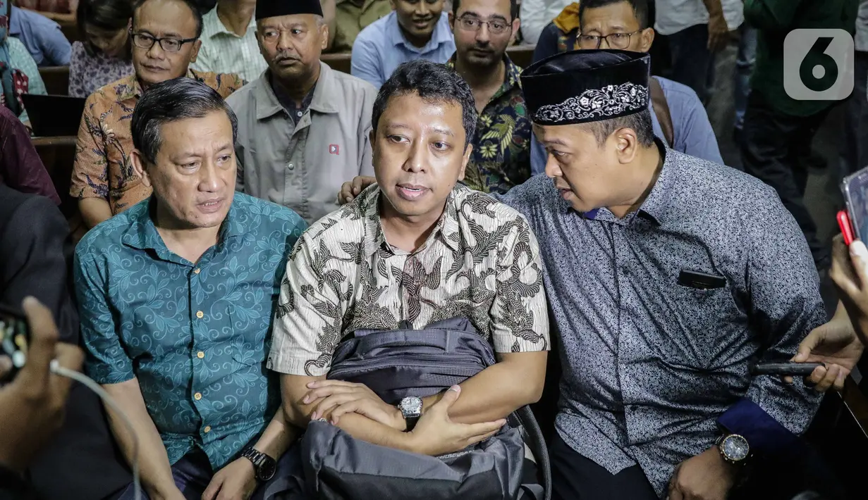 Terdakwa kasus suap jual beli jabatan di lingkungan Kemenag Romahurmuziy (tengah) bersiap menjalani sidang vonis di Pengadilan Tipikor Jakarta, Senin (20/1/2020). Mantan Ketum PPP itu divonis pidana penjara selama dua tahun dan denda Rp100 juta subsider tiga bulan kurungan. (Liputan6.com/Faizal Fana