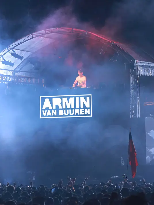 Aksi panggung DJ legendaris asal Belanda, Armin van Buuren menjadi salah satu penampil yang ditunggu-tunggu oleh party goers. Ia menutup gelaran DWP hari pertama di panggung utama, Garudha Land, Sabtu (12/12/2015) dini hari. (Galih W. Satria/Bintang.com)
