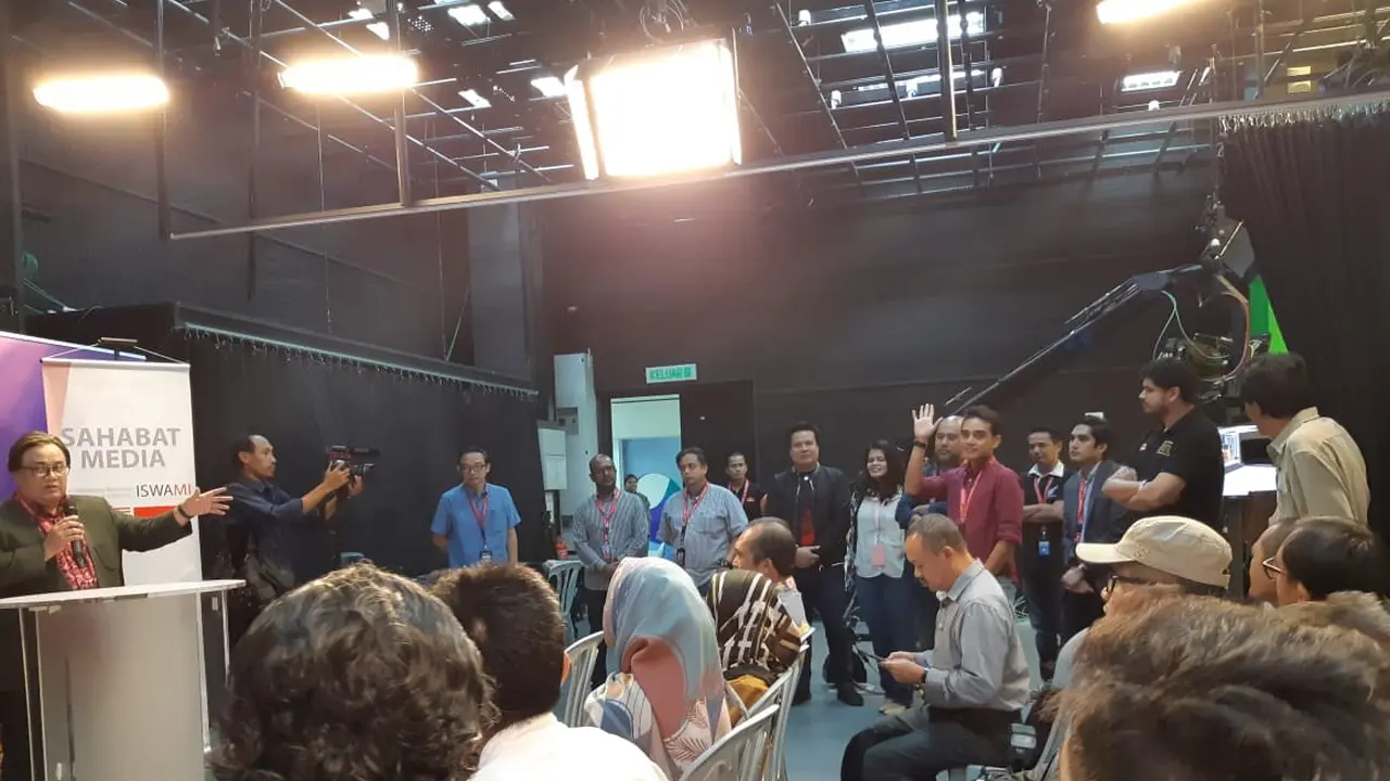 Bincang singkat dengan pemimpin Redaksi Astro Awani Suhaimi Sulaeman. (Liputan6.com/Tanti Yulianingsih)