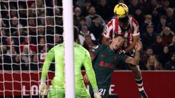 Tiga gol kemenangan Brentford masing-masing tercipta dari aksi bunuh diri Ibrahima Konate serta gol Yoane Wissa dan Bryan Mbeumo. (AP Photo/Ian Walton)