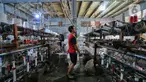 Aktivitas pekerja benang di Kebayoran Lama, Jakarta, Kamis (19/1/2023). Pemerintah menargetkan penyaluran Kredit Usaha Rakyat (KUR) pada Tahun 2023 sebesar Rp460 triliun atau jumlah ini naik 23,32 persen dari tahun 2022 yang sebesar Rp373 triliun. (Liputan6.com/Angga Yuniar)