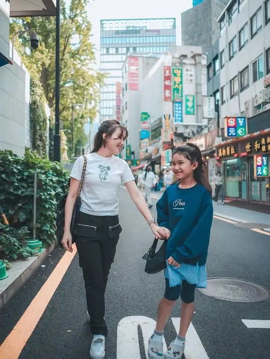 <p>Penampilan Bilqis saat liburan di Korea Selatan yang kece menarik perhatian publik. Ibu dan anak ini tampak menikmati keindahan Korea. [Foto: Instagram/ayutingting 92]</p>