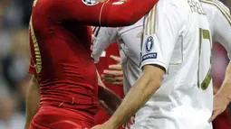Pemain Bayern Munchen Arjen Robben (kiri) berbicara dengan Pemain Real Madrid, Alvaro Arbeloa saat semifinal leg kedua Liga Champions di stadion Santiago Bernabeu, Madrid (25/4/2012). (AFP PHOTO / PIERRE -PHILIPPE Marcou)