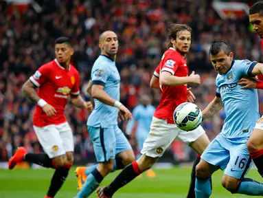 Duel panas terjadi di laga Liga Premier Inggris antara Manchester united dengan Manchester City di Old Trafford, Minggu (12/4/2015). Manchester United menang 4-2 atas Manchester City. (Reuters/Darren Staples)