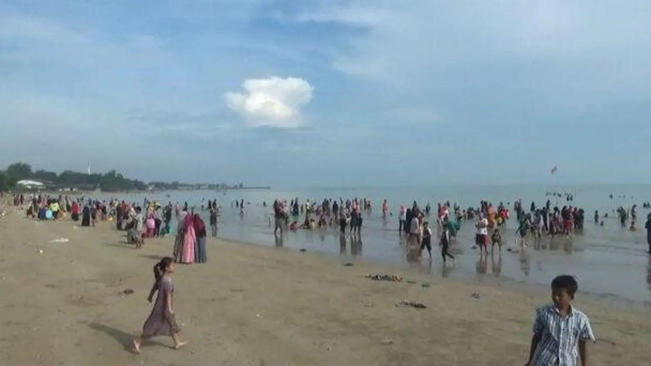 Warga Tuban antusias mandi di laut merayakan Lebaran Ketupat. (Adirin/Liputan6.com)