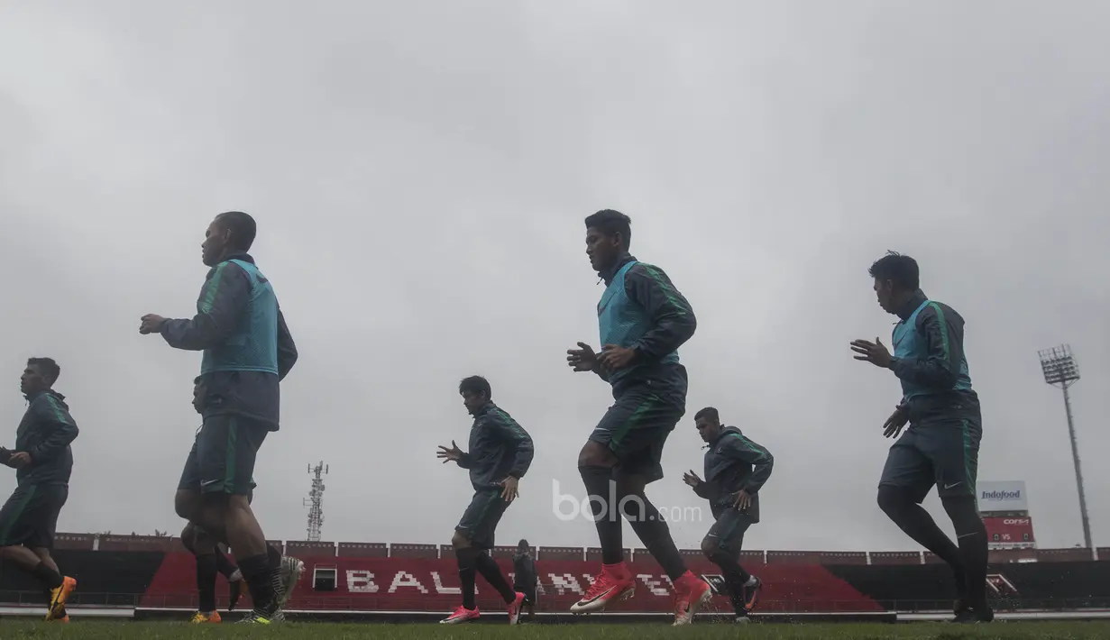 Para pemain Timnas Indonesia U-22 melakukan pemanasan saat latihan jelang kualifikasi Piala AFC U-23 2018 di Stadion I Wayan Dipta, Bali, Sabtu (8/7/2017). (Bola.com/Vitalis Yogi Trisna)