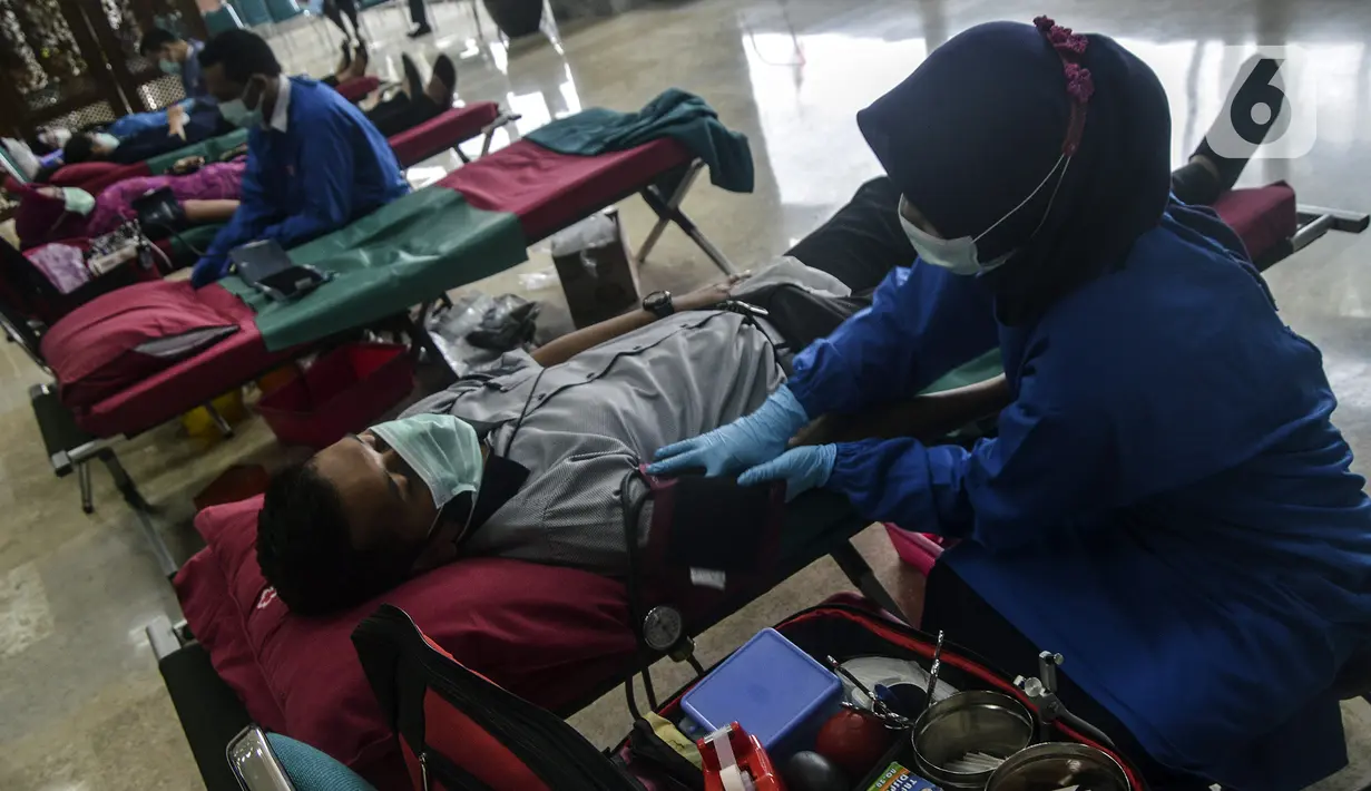 Pegawai mengikuti donor darah di Kompleks Parlemen, Senayan, Jakarta, Rabu (11/11/2020). Palang Merah Indonesia (PMI) mengimbau masyarakat kembali menjadi pendonor darah, karena stok darah menurun selama pandemi Covid-19. (Liputan6.com/Johan Tallo)