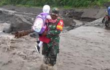Aksi Heroik Babinsa Serka Novi Wahyu Gendong Siswa Seberangi Banjir Gunung Semeru