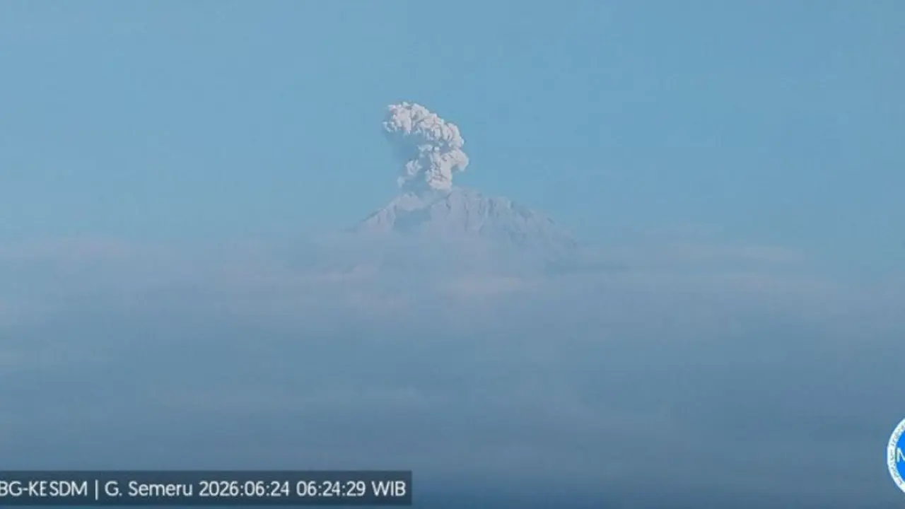 Gunung Semeru erupsi tinggi letusan 600 meter di atas puncak pada Rabu pagi (24/6/2026).