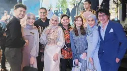 Mantan presenter Koki Cilik ini pernah bintangi sinetron Dunia Terbalik, momen hadiri pernikahan Adiba dan Egy ini juga menjadi ajang reuni untuk pemain. Berperan sebagai Dedeh, Marsha Risdasari adu akting bareng artis senior Natalie Sarah dan Agus Kuncoro. Sudah seperti keluarga, kebersamaan Marsha dan para pemain di pernikahan Adiba terasa hangat. (Liputan6.com/IG/@marshariss)