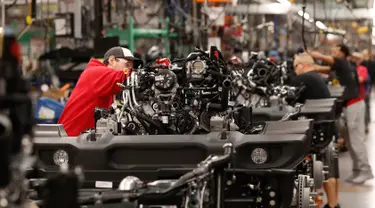 Seorang pekerja mengecek mesin mobil Jeep Wranglers 2019 di pabrik perakitan Jeep Chrysler di Toledo, Ohio, AS (16/11). (AP Photo/Carlos Osorio)