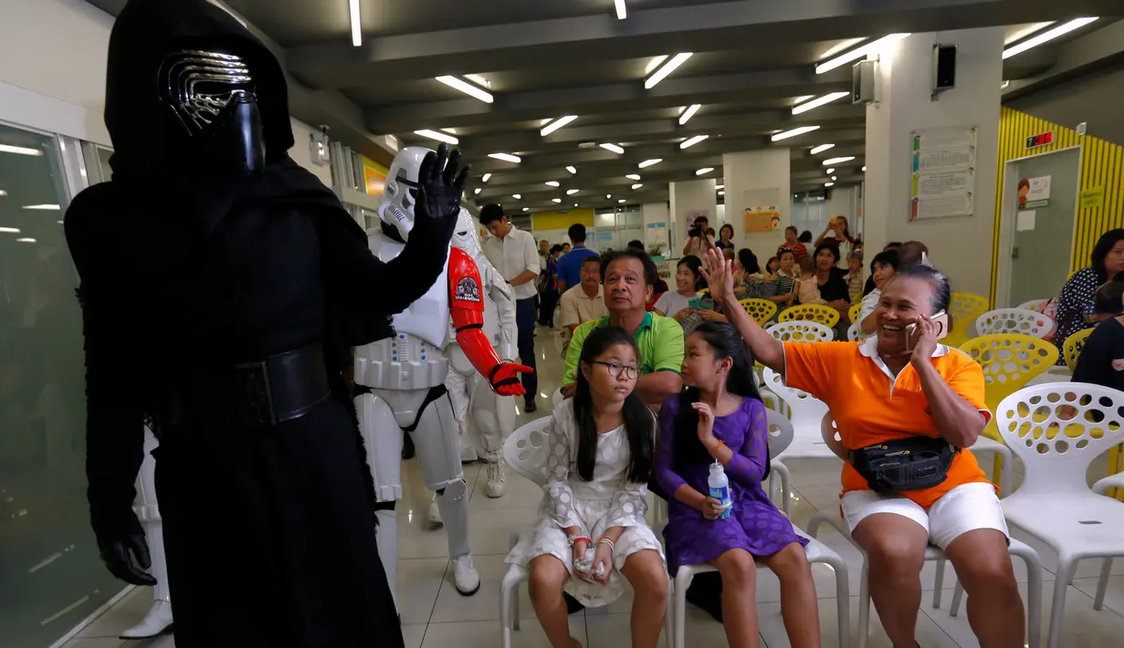 Anggota klub penggemar Star Wars Thailand berpakaian Kylo Ren ketika menghibur anak-anak selama perayaan Star Wars Day di Queen Sirikit National Institute of Child Health, Bangkok, Rabu (4/5). (REUTERS/Chaiwat Subprasom)