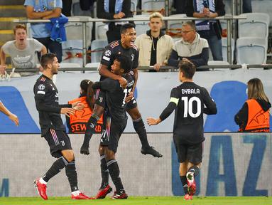 Pemain Juventus Alex Sandro (atas) merayakan dengan rekan setimnya usai mencetak gol ke gawang Malmo pada pertandingan Grup H Liga Champions di Malmo New Stadium, Malmo, Swedia, Selasa (14/9/2021). Juventus menang 3-0. (Andreas Hillergren/TT News Agency via AP)