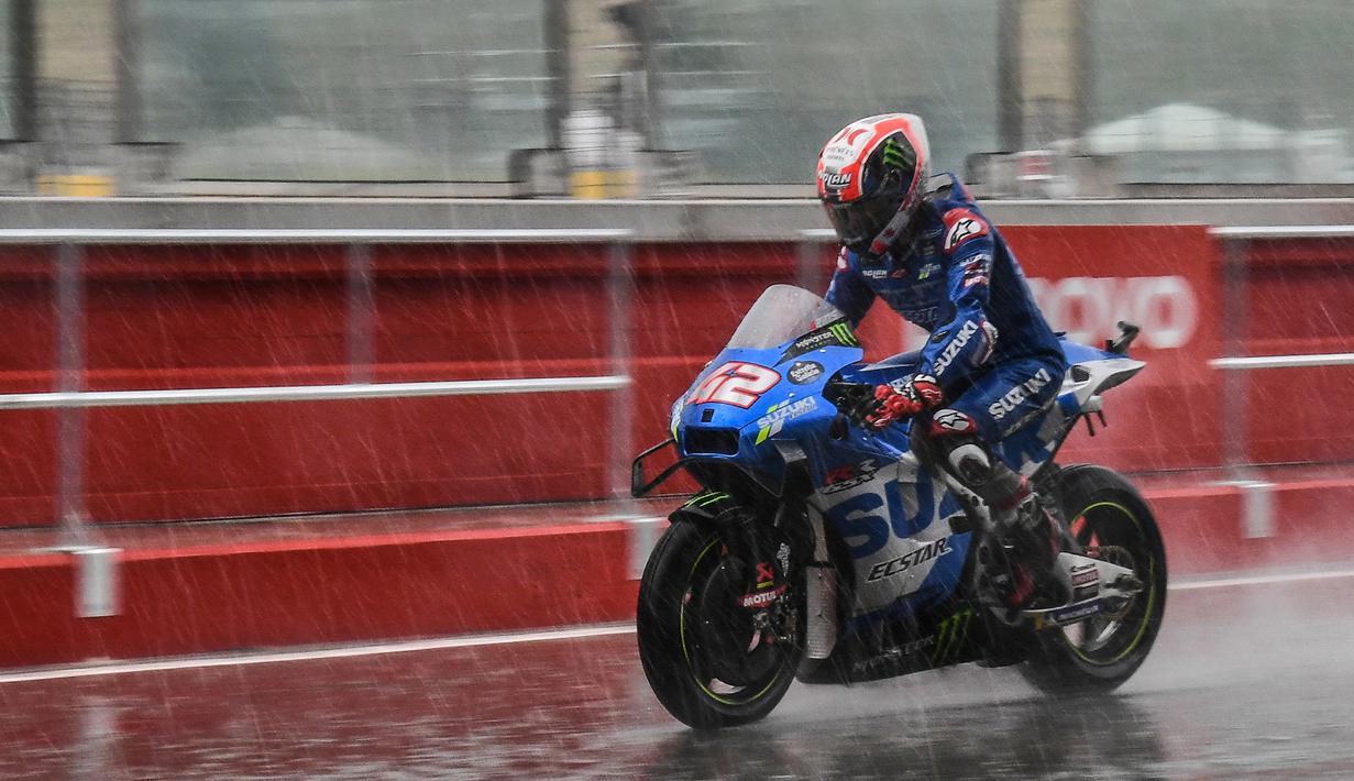 Alex Rins. Pembalap Spanyol berusia 26 tahun yang baru saja menempati posisi 5 di kelas MotoGP pada GP Mandalika 2022 ini merupakan pembalap favorit di trek basah. Ia merasa senang menjalani balapan yang diwarnai hujan dan sangat yakin menampilkan aksi terbaik di trek basah. (AFP/Andreas Solaro)
