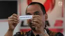 CEO PT LIB, Risa Adi Wijaya mengangkat nama tim saat pengundian babak play-off Liga 2 Indonesia di Jakarta, Senin (18/9). 16 tim akan memperebutkan posisi lima teratas yang akan bertahan di kompetisi Liga 2 Indonesia. (Liputan6.com/Helmi Fithriansyah)