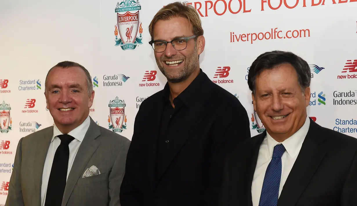   Pelatih baru Liverpool, Jurgen Klopp (tengah) didampingi oleh direktur Liverpool Ian Ayre saat konferensi pers di Anfield, Liverpool, Jumat (9/10/2015). Klopp dikontrak dengan durasi tiga tahun.. (AFP PHOTO/PAUL ELLIS)