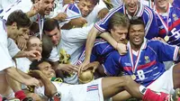 Karembeu kemudian terpilih memperkuat Timnas Prancis yang jadi tuan rumah Piala Dunia 1998. Di kejuaraan itu, Les Bleus berhasil mendapatkan trofi juara. (AFP/Pedro Ugarte)