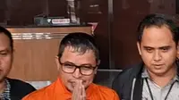 KPK resmi menahan Bupati Bolaang Mongondow Utara (Bolmut), Sirajudin Lasena, usai terjaring operasi tangkap tangan (OTT). Sirajudin tampak mengenakan rompi oranye saat keluar dari ruang pemeriksaan di lantai 2 Gedung Merah Putih KPK, Jakarta, Selasa (22/9/2026) sore.

Didampingi dua penyidik menu...