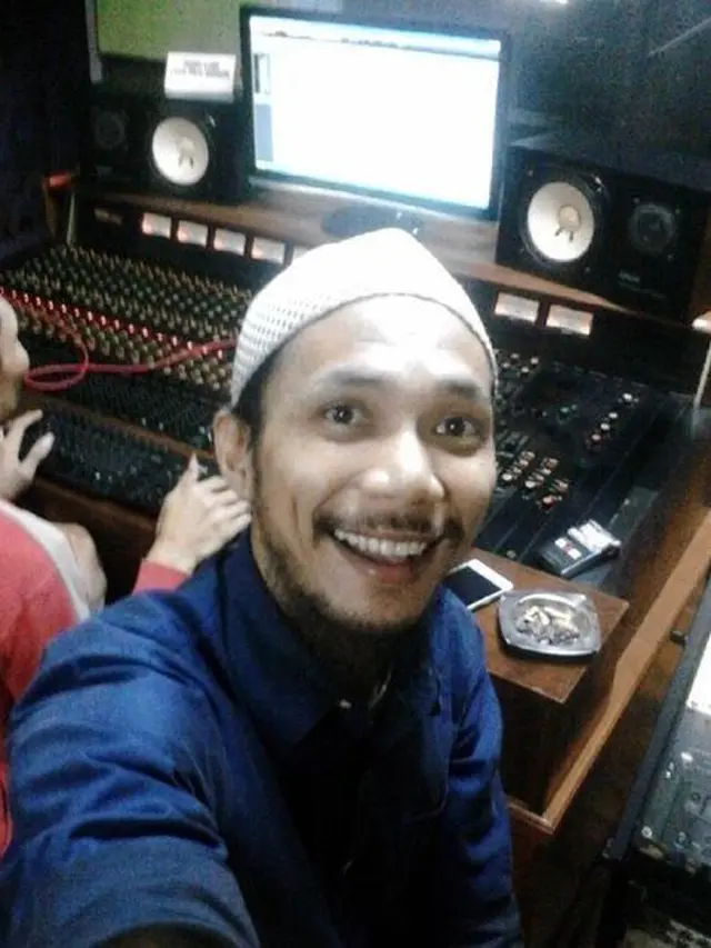 7 Potret Terbaru Norman Kamaru, Eks Polisi yang Jago Nyanyi Lagu India