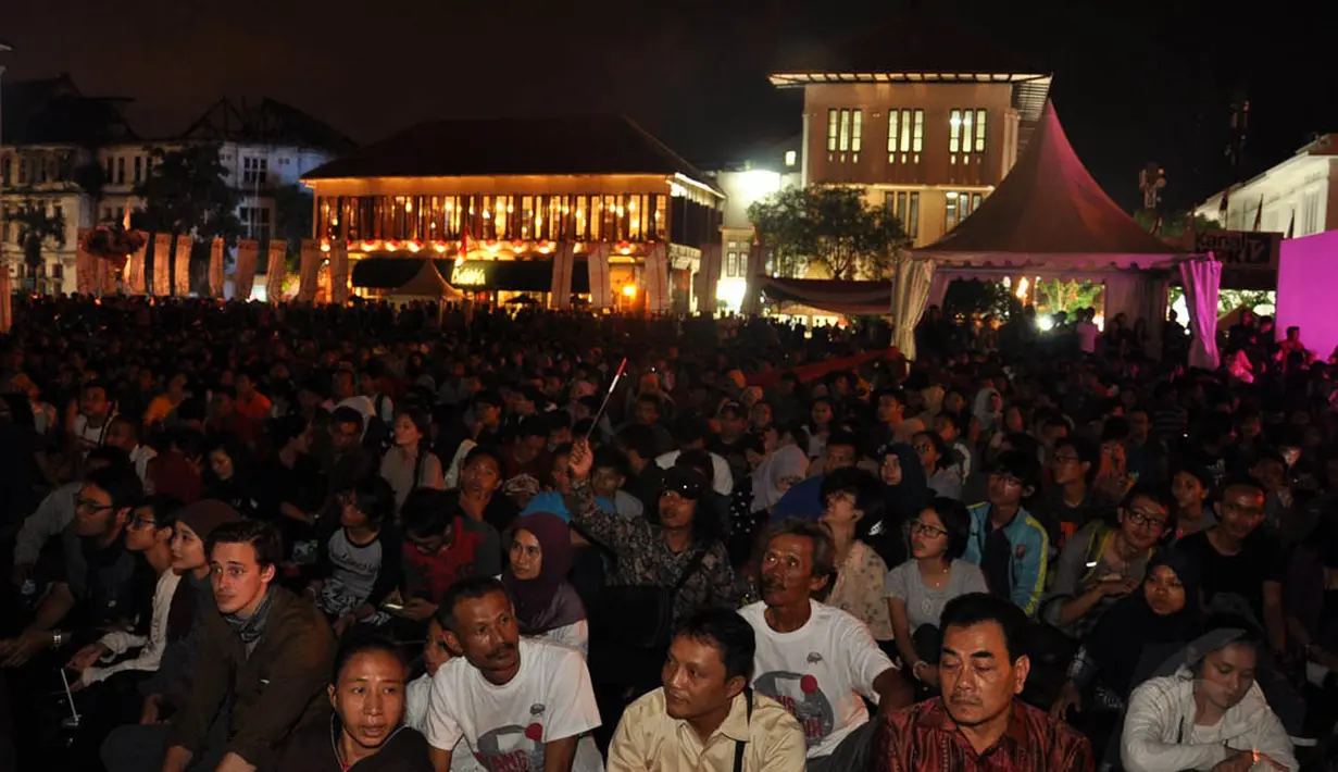 Para penonton tampak antusias menyaksikan film dokumenter "Yang ke Tu7uh" di halaman Museum Fatahillah, Jakarta, Sabtu (16/8/14). (Liputan6.com/Miftahul Hayat)