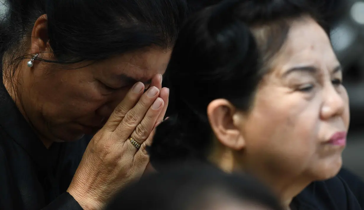 Warga berdoa saat menghadiri upacara kremasi mendiang Raja Bhumibol Adulyadej di Bangkok, Thailand, Kamis, (26/10). Raja Bhumibol meninggal pada usia 88 tahun. (AFP Photo/Roberto Schmidt)