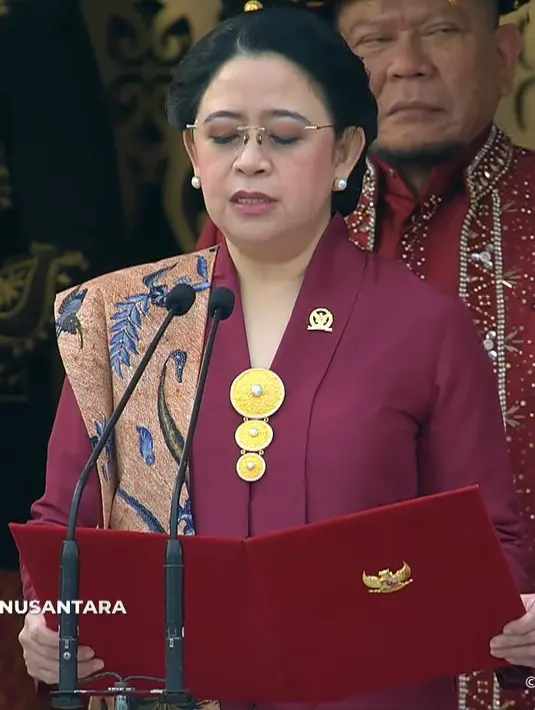 Bros emas di panel tengah kebaya dan clutch dari rotan kayu mempermanis penampilan Puan Maharani secara keseluruhan. [Foto: YouTube Sekretariat Presiden]