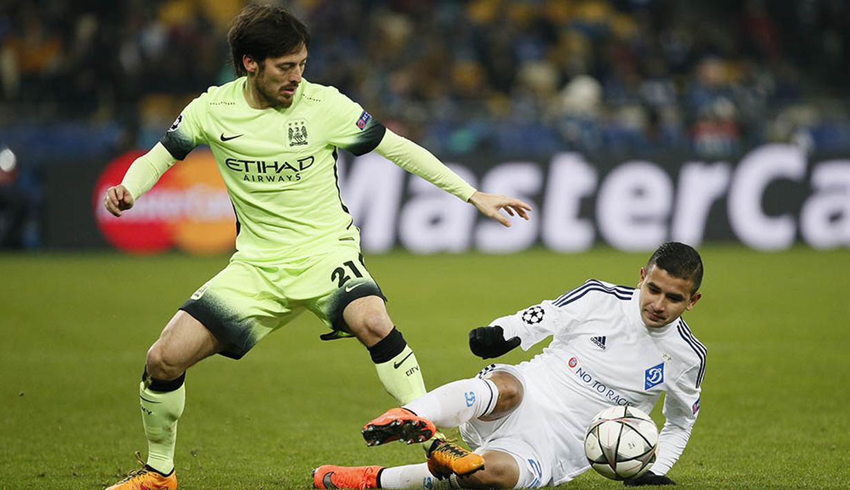 Gelandang Manchester City, David Silva, berebut bola dengan pemain Dynamo Kiev, Derlis Gonzalez. Penguasaan bola kedua tim imbang, namun City memiliki lebih banyak peluang. (Reuters/Gleb Garanich)